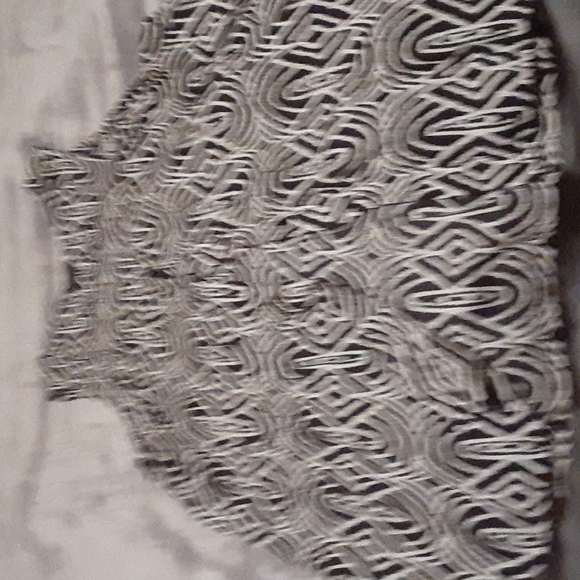 Faded Glory (Black and White) Tank Blouse, little loose, so it can Flare. - Picture 3 of 10